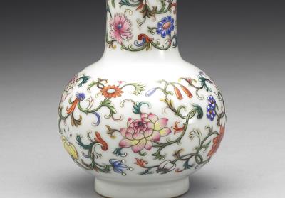 图片[3]-Mallet-shaped vase with Indian lotus pattern in yangcai painted enamels, Qing dynasty, the 7th year of Qianlong reign (1742)-China Archive